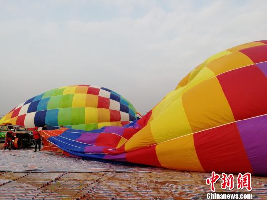 图为运动员在作赛前准备。 邢翀 摄