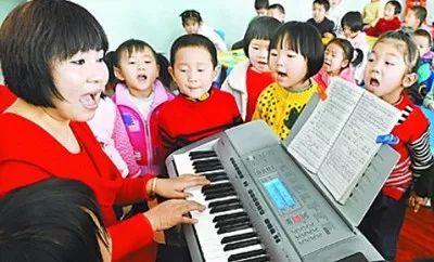 △幼儿园老师在教课（资料图）