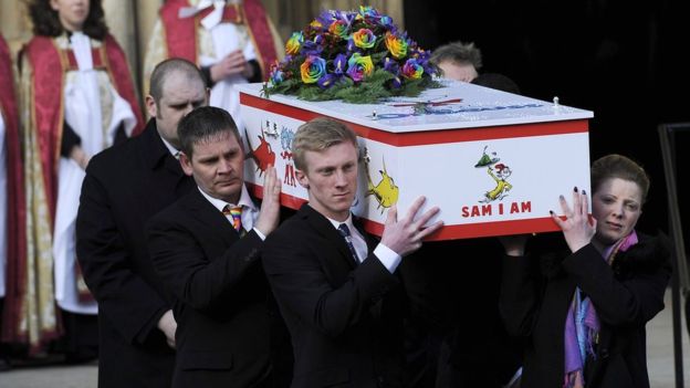 图注：今年二月，超过300人参加了凯蒂的葬礼。