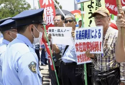 ▲资料图片：冲绳县民众在美军嘉手纳基地前抗议。（日本共同社）