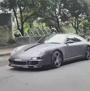 原来超级跑车是这样过减速带的！