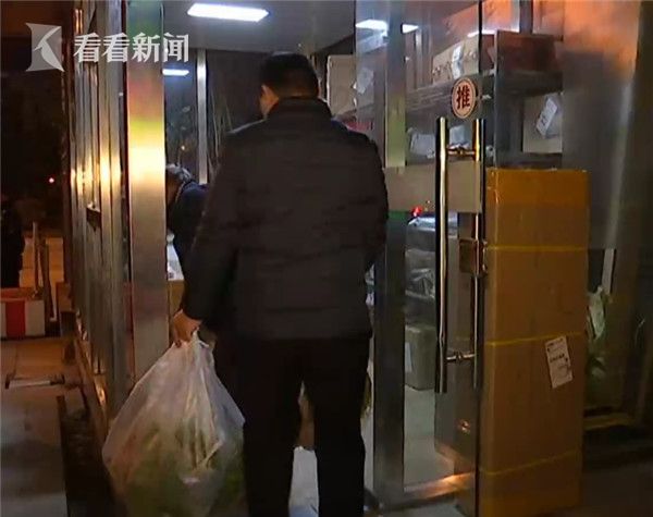 忍患病老人寒风中往返20公里卖菜 小区业主每