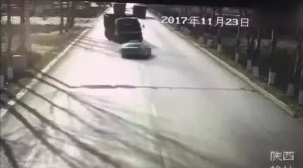 出租车逆行遭半挂车怼上树，致5死1伤！