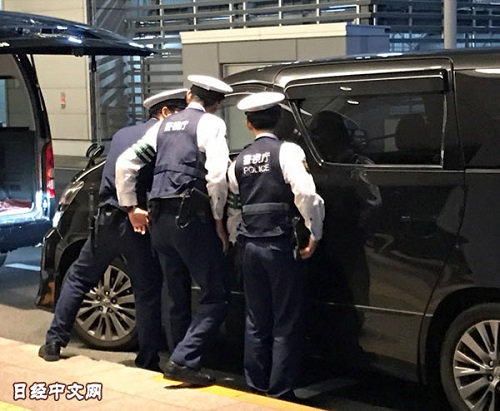 资料图：日本警察对羽田机场国际线航站楼前的车辆进行询问（日本经济新闻网）