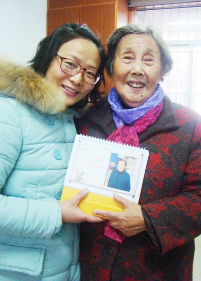 退休老师75岁起学英语学国画 自画台历送学生