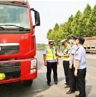 卡车司机高速被扣6分，痛哭着唱出这首歌！交警听完都感动了~