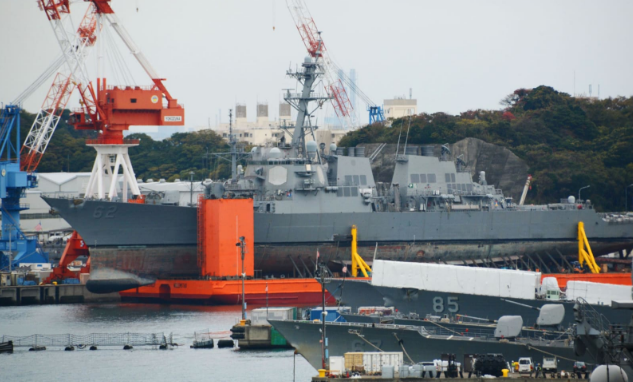 美国海军宙斯盾驱逐舰“菲茨杰拉德”号被搬运船运回横须贺基地