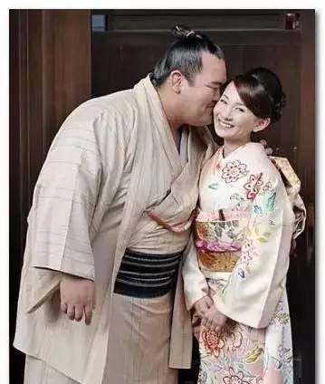 日本众多美女为何情愿嫁给巨肥相扑运动员?