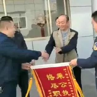 出租车代表送锦旗歌颂运管查处非法营运有功！