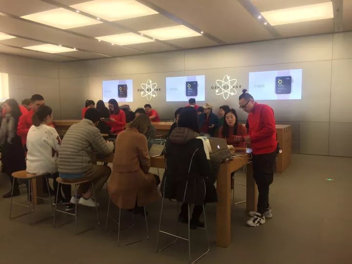 为什么苹果店的长条桌,一侧只放6台iPhone?|苹