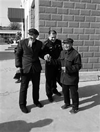 少年时分别,50多年没见的哥俩手又握在了一起(左为王老汉)。