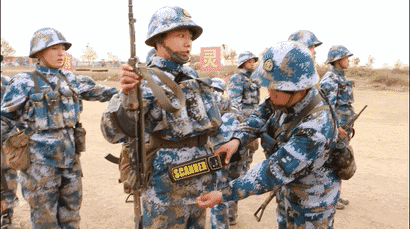 动作干净利落,一气呵成 按照射击动作要领 每名新战士紧张有序地装弹