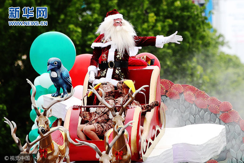新西兰圣诞老人驾麋鹿车出街 圣诞季正式来临