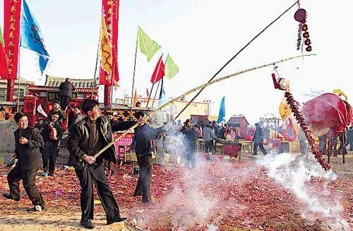 中国人为何爱放鞭炮?...