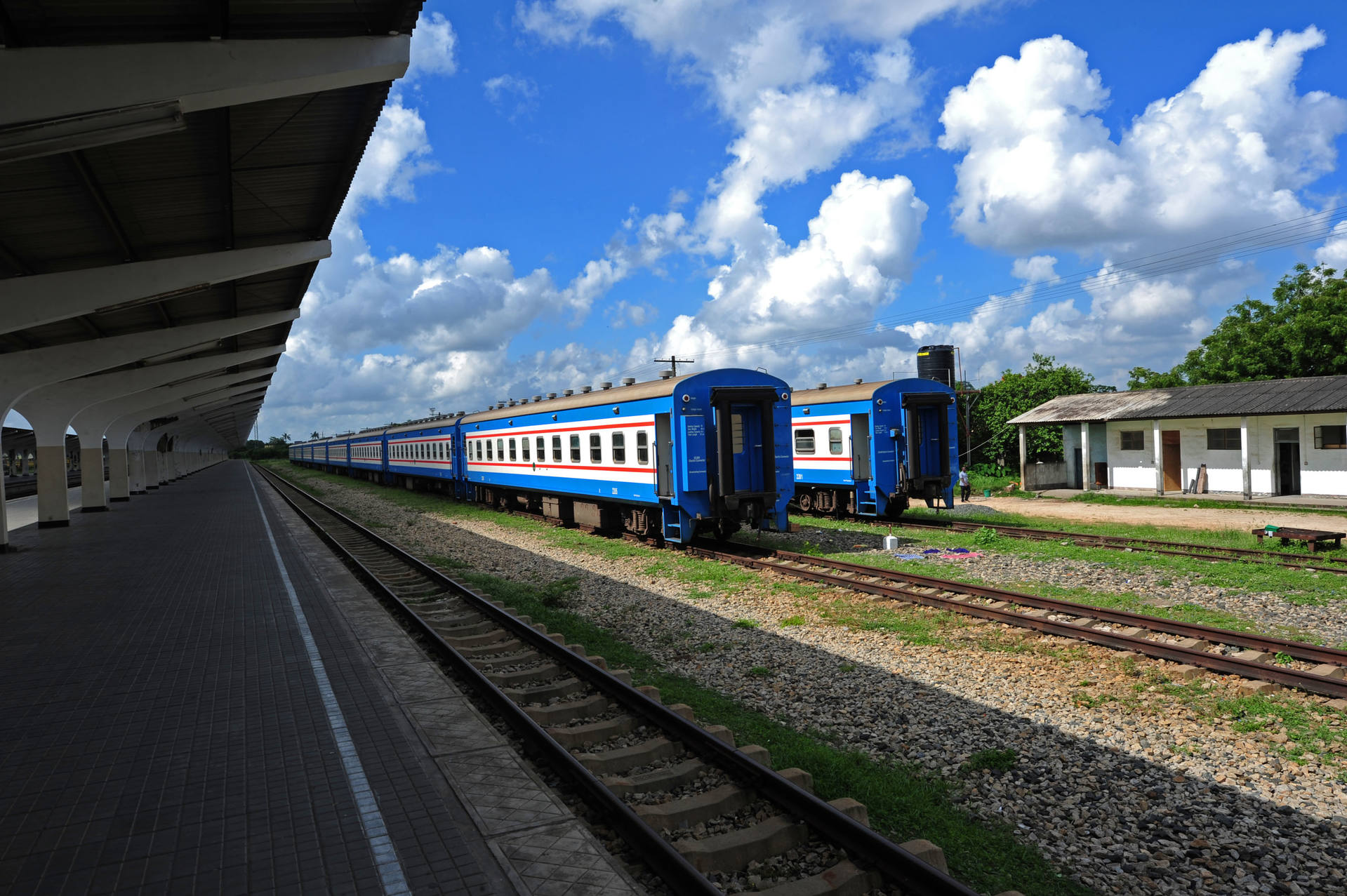 感人!80岁坦赞铁路老员工亲吻中华人民共和国国旗|坦赞铁路|火车站|达累斯萨拉姆_新浪军事_新浪网
