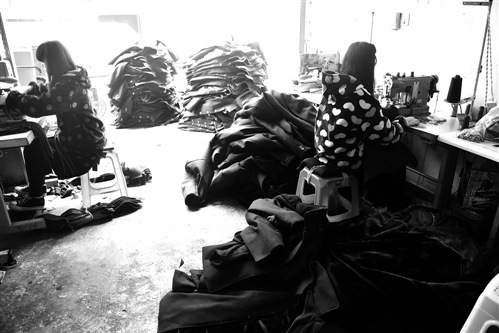 西部“淘宝村”转型探索：土地村服装厂的进与退