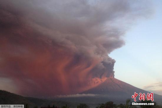 当地时间11月26日,印尼巴厘岛卡朗阿森,阿贡火山喷发。