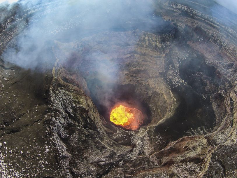 外媒:印尼巴厘岛阿贡火山警戒级别调至最高 随