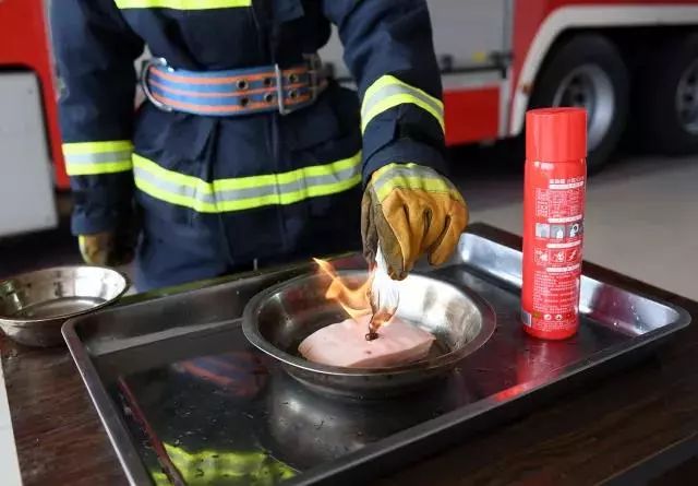 怎么倒酒精安全 kUrn-fypatmu9700554.jpg