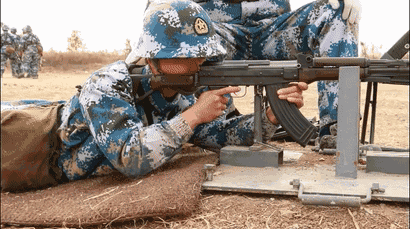 听说今年海军新训小姐姐最猛,看95后女兵首次实弹射击