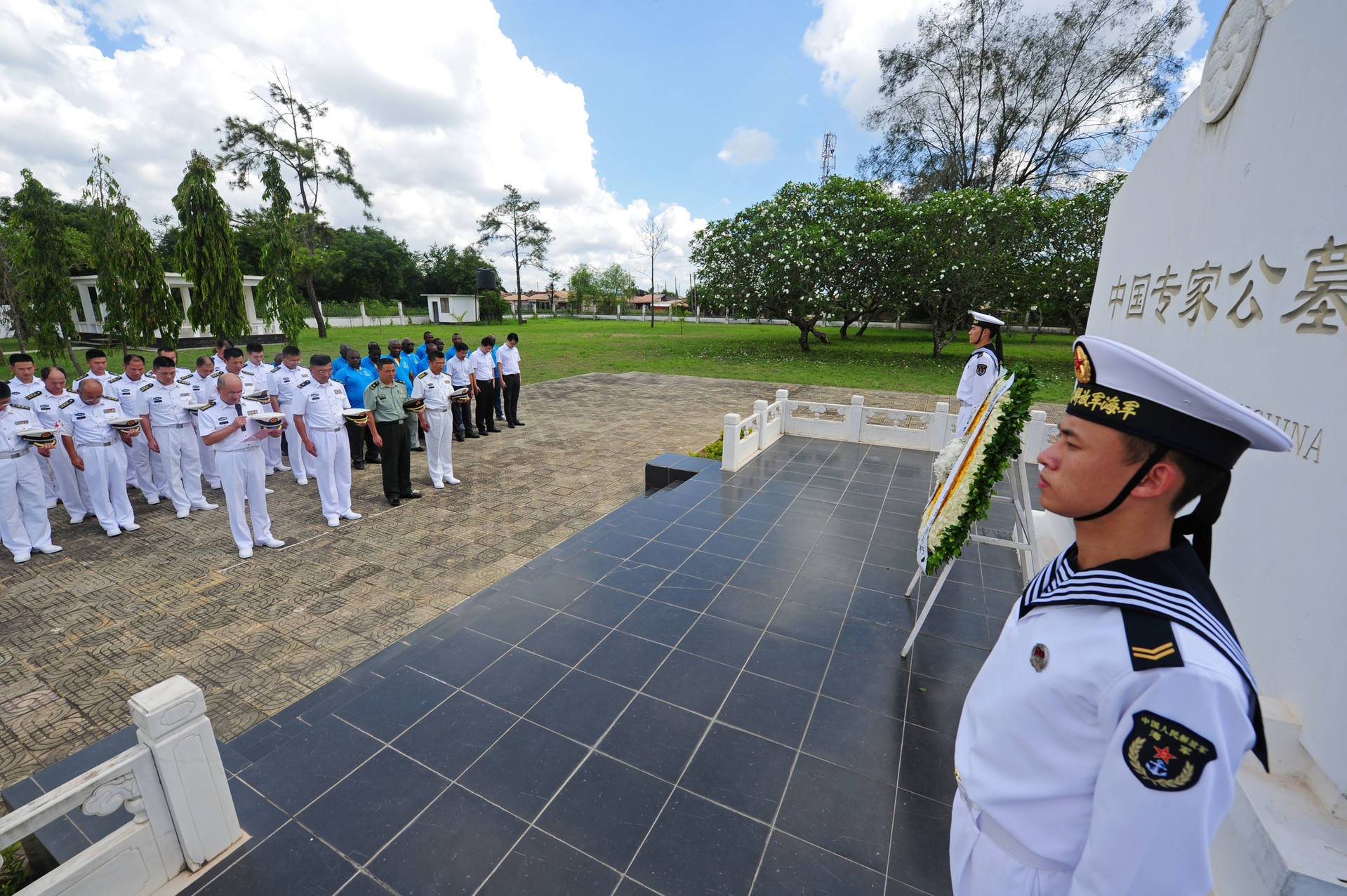 感人!80岁坦赞铁路老员工亲吻中华人民共和国国旗|坦赞铁路|火车站|达累斯萨拉姆_新浪军事_新浪网