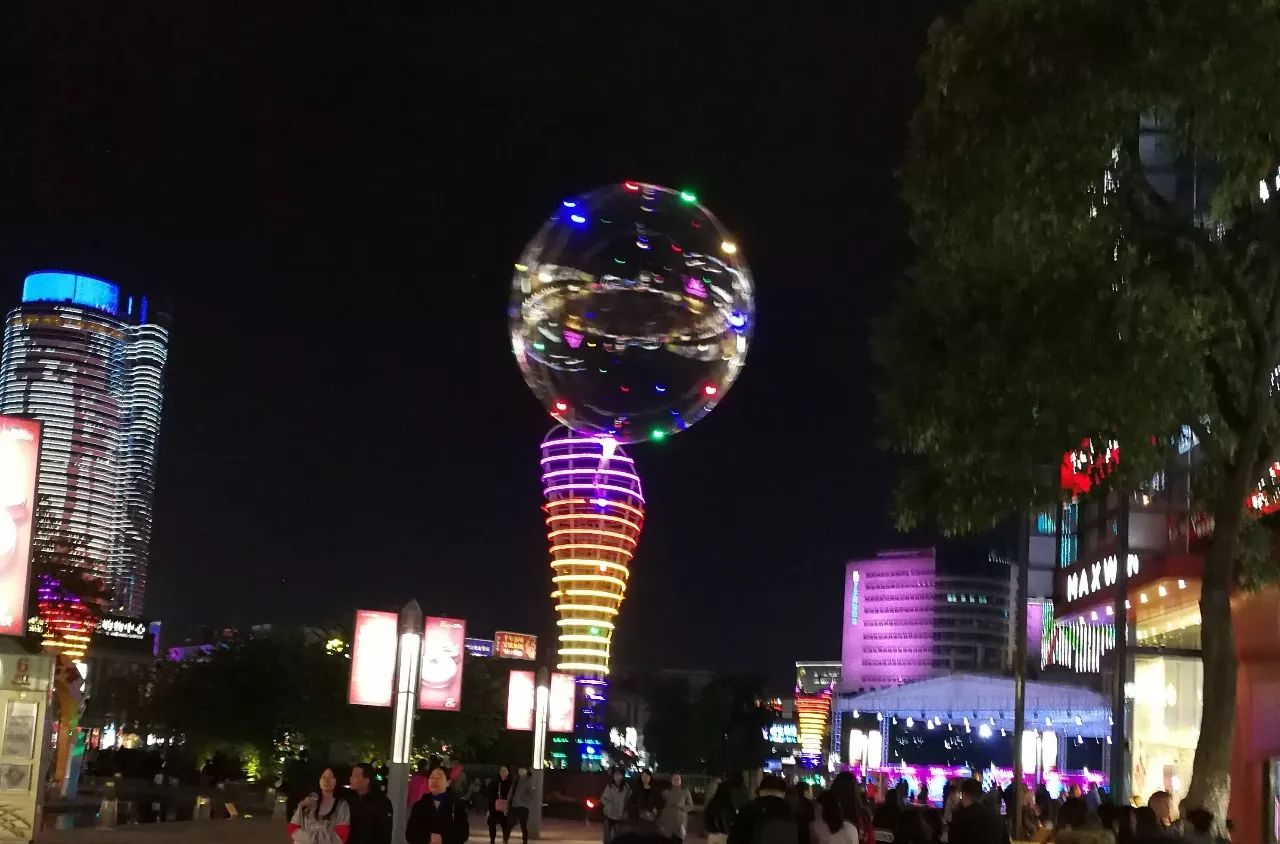 火遍朋友圈的网红气球,天一、老外滩都有卖,