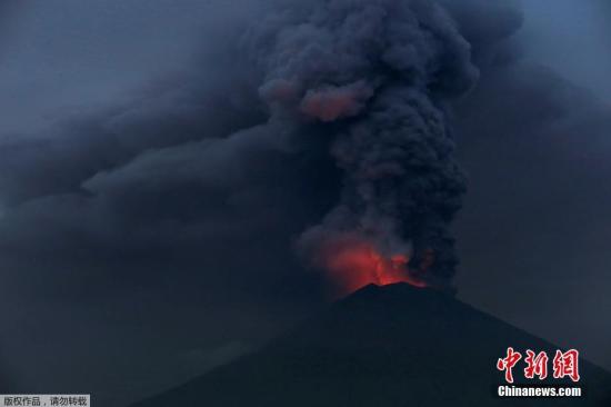 阿贡火山持续喷发双烟柱高3000米 中领馆吁警惕