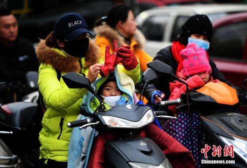 11月23日，昆明气温大跳水，最低气温只有3℃，市民纷纷穿上御寒服装。 中新社记者 李进红 摄