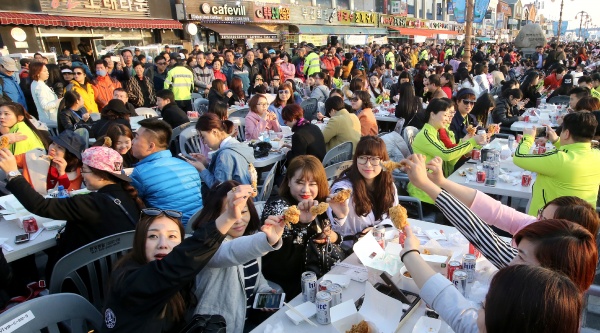 去年3月，数千名中企员工在仁川参加炸鸡啤酒派对