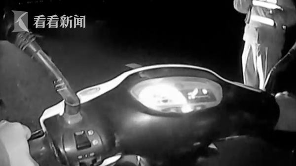 坏摩托无驾照儿子开车来帮忙 违法父子车辆双