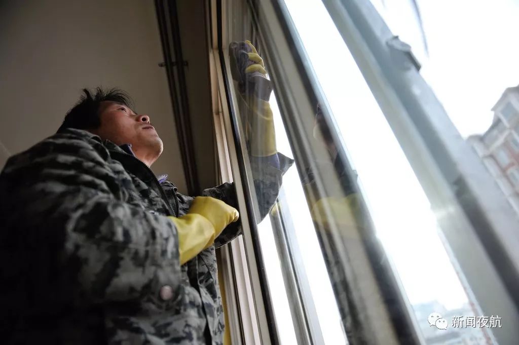 男子两肺重度感染,还有空洞!竟然因为家里大扫除?医生提醒:这3类人易遭它侵袭!