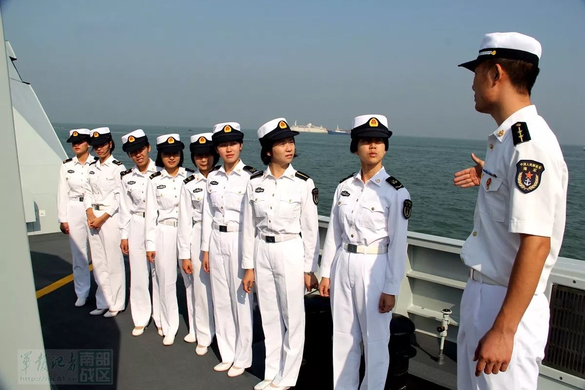 女兵着军装背步枪巡视 女兵:穿07式军服地漂亮 中国海军高清图片