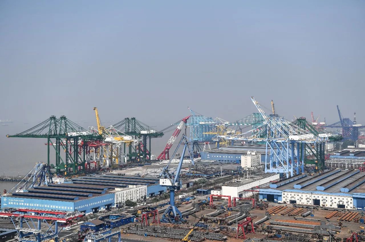 7月27日拍摄的位于上海长兴岛的振华重工长兴生产基地。