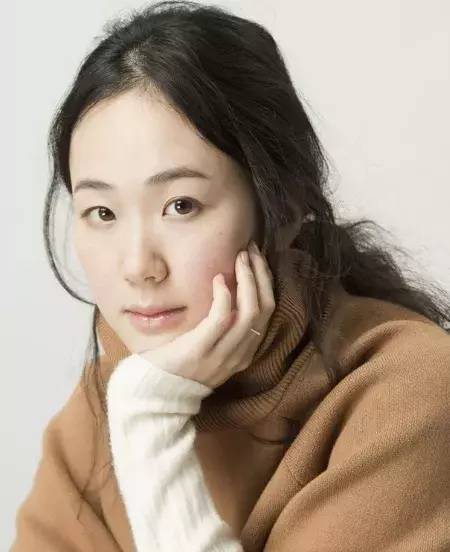 《天皇的料理人》中,朴实勤劳的妻子,完美地演绎了日本传统的善良女性。