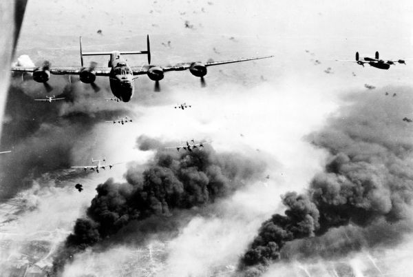  资料图片：美军B-24轰炸机群空袭德国。（图片来源于网络）