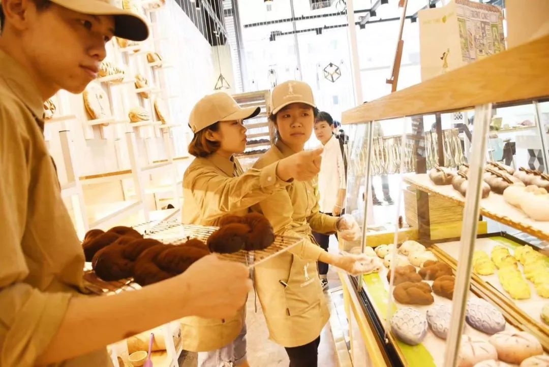 这是一家无声蛋糕店:员工收银员、咖啡师、西