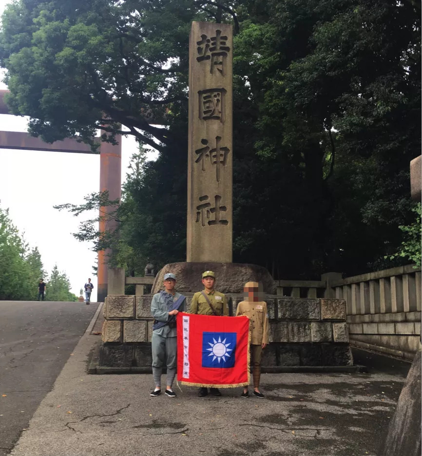 3人手中拿着的抗战时期国民革命军陆军军旗