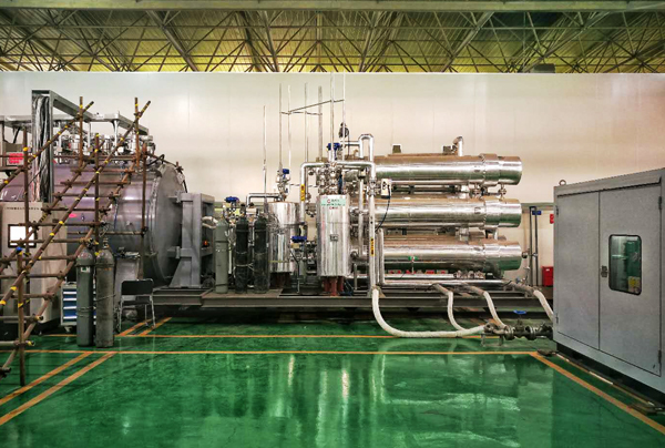 核成功研制人造太阳真空室内部件热氦检漏设