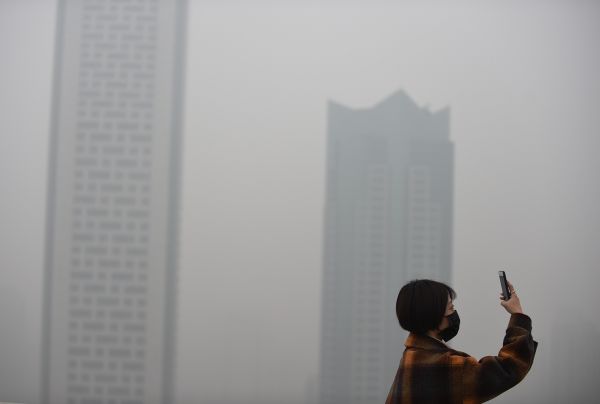  2018年1月19日，南京遭遇雾霾天气，市民在拍照。 新华社记者李雨泽摄