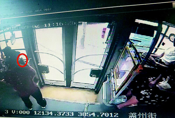 男子不管不顾,在公交车上喝白酒。视频翻拍