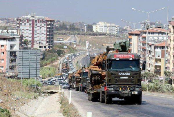 资料图片：土耳其陆军使用坦克运输车向伊德利卜附近地区调动装甲部队。（图片来源于网络）