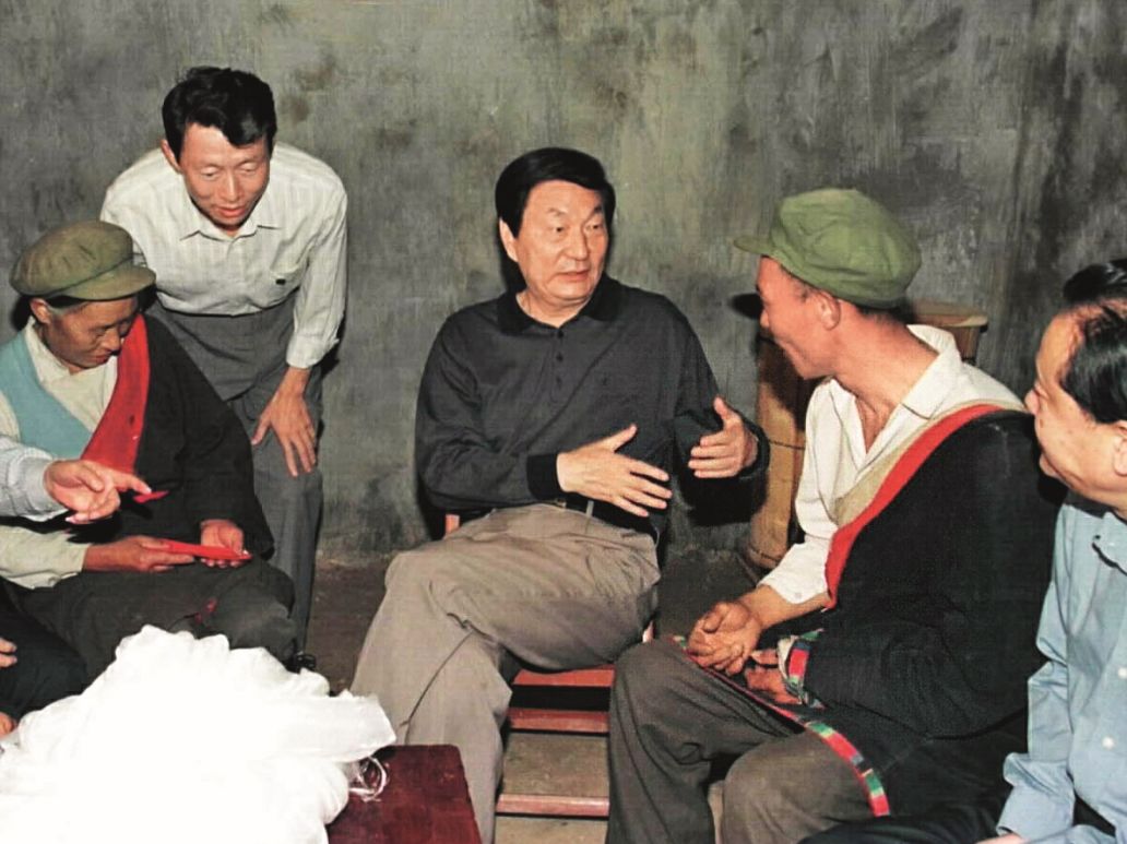 1999年9月,朱镕基在四川省阿坝藏族羌族自治州九寨沟县永竹村看望藏族农民,介绍退耕还林、植树造林的政策。