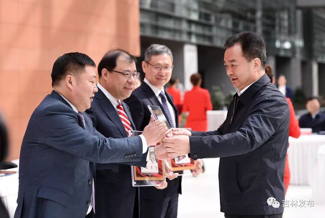 红旗建设集团董事长_五星红旗图片(2)