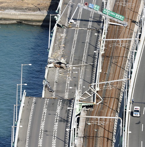 这是9月5日在日本关西拍摄的在台风中受损的日本关西国际机场联络大桥。图片来源：新华社/共同社