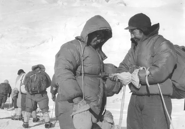 1975年夏伯渝和队友在攀登中