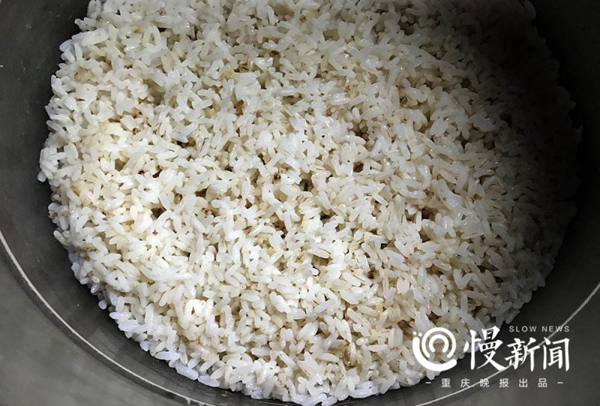 电饭煲煮熟当地产的稻米，口感略微夹生。