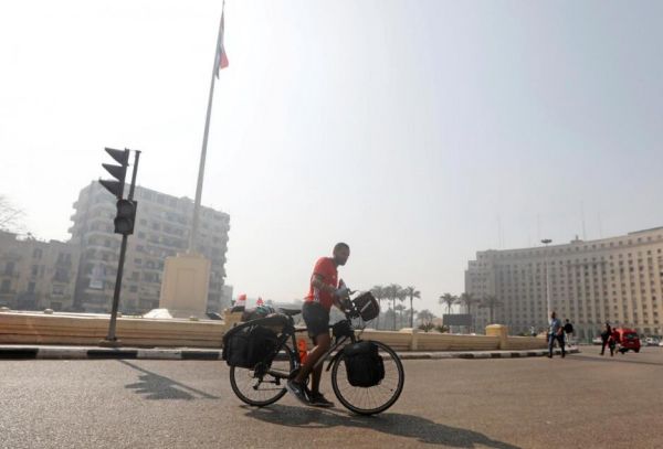 5000公里6个国家 这位非洲小伙决定骑行去俄