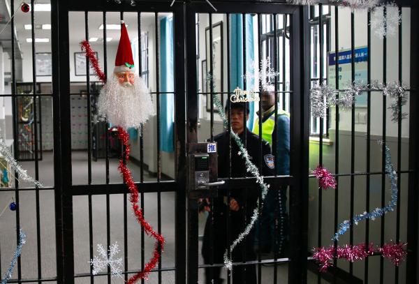 12月24日，上海市青浦监狱外籍服刑人员监区的大门上挂着圣诞节装饰品。澎湃新闻记者 赵昀 图