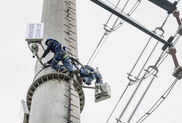 在中国乌鲁木齐,工作人员正在进行5G基站调试工作。(王菲 摄)