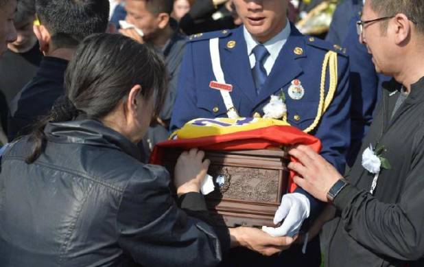 凉山森林大火烈士刘代旭 今日与心爱的LBJ23